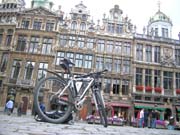Grand Place'ta bisiklet sürmek.