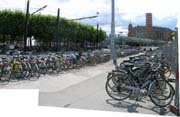 Gar çıkışında yüzlerce bisiklet.
